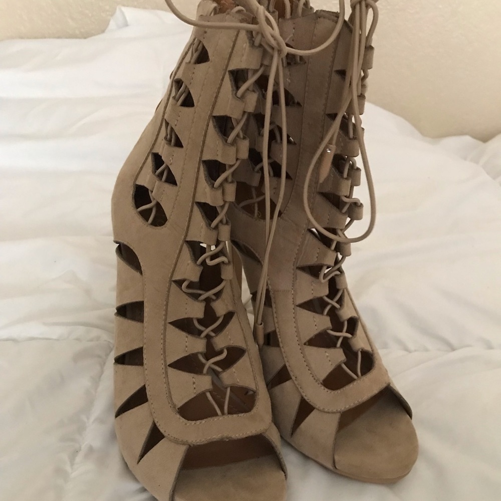 Beige heel